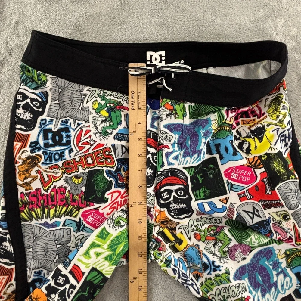 DC Shoes Graffiti Sticker Print Board Shorts Mens 32‎ Skateboarding Swim Trunks